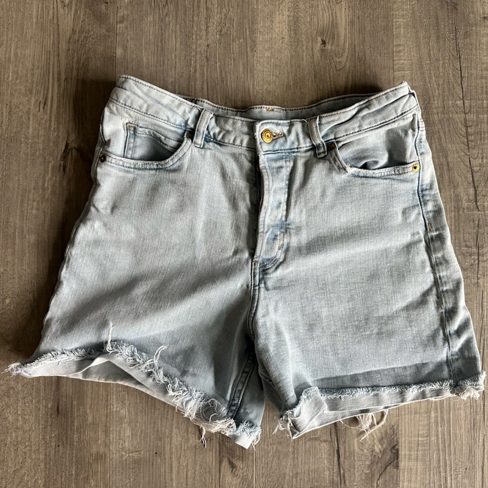 H&M Distressed 90’s cutoff shorts Denim Shorts Light Wash Size 10 High Rise